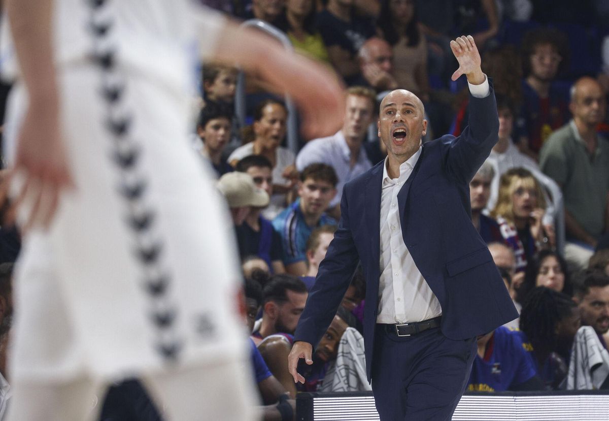 Peñarroya da instrucciones al equipo ante el Breogán