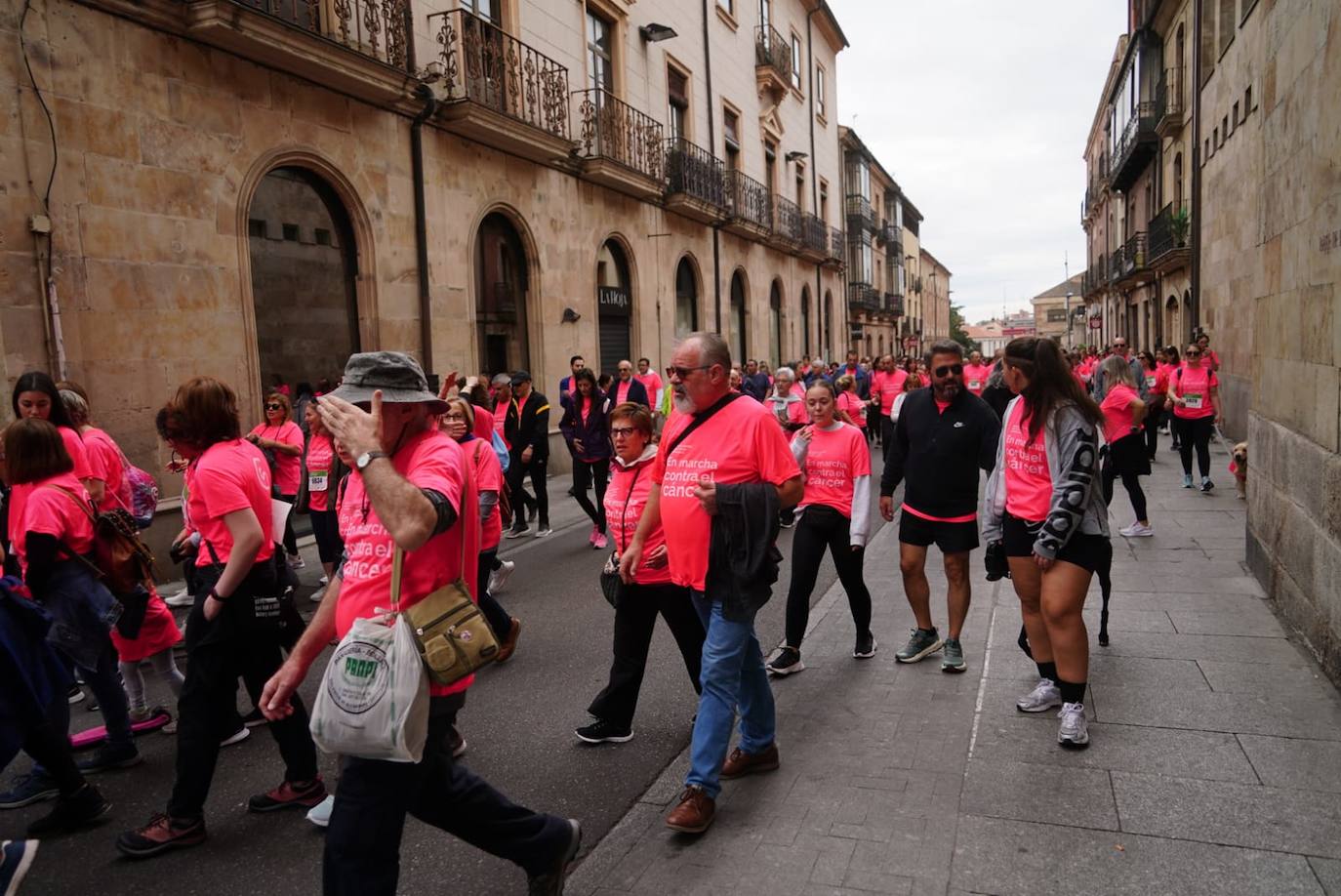 Salamanca 'se tiñe' de rosa por el cáncer