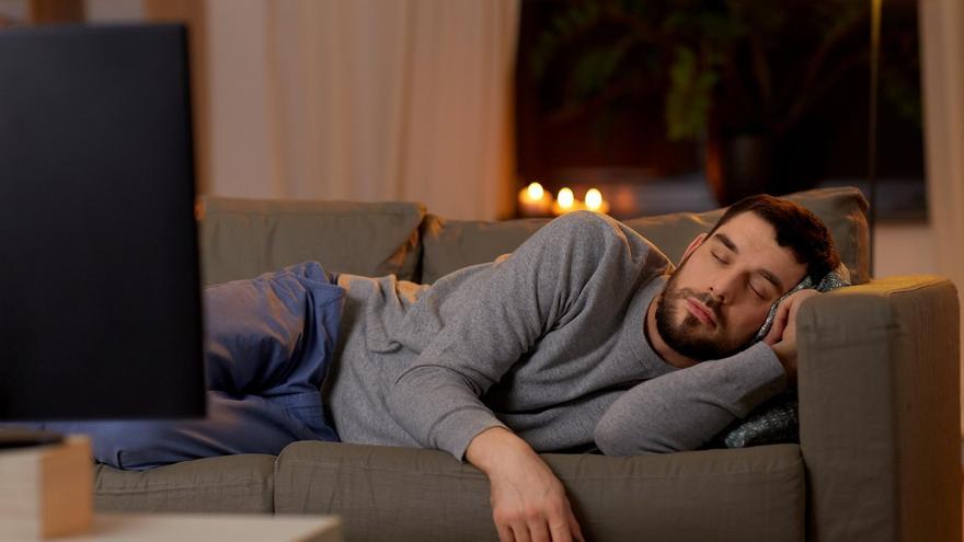 Dormir más horas el fin de semana: así te puede perjudicar el 'jet lag social'