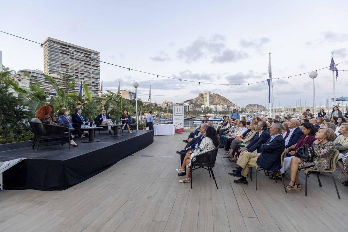 La terraza del Club de Regatas acogió la presentación del libro.
