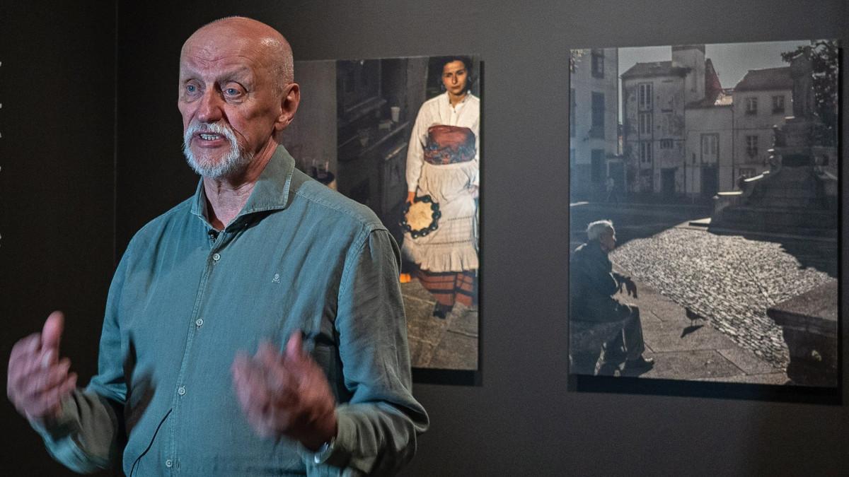 Savelev en la exposición sobre su obra el día de la apertura. Detrás a la derecha, una foto suya de Santiago.