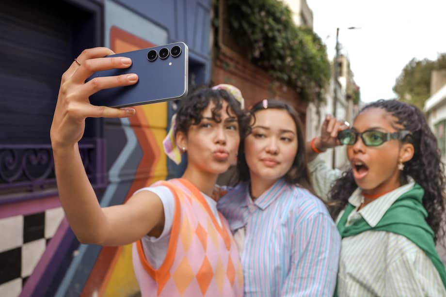 La cámara frontal del nuevo Samsung Galaxy S25 FE integra un lente de 12 MP.