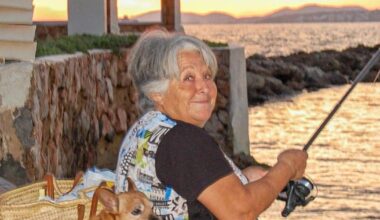 Paquita y su fiel compañero al atardecer de Mallorca