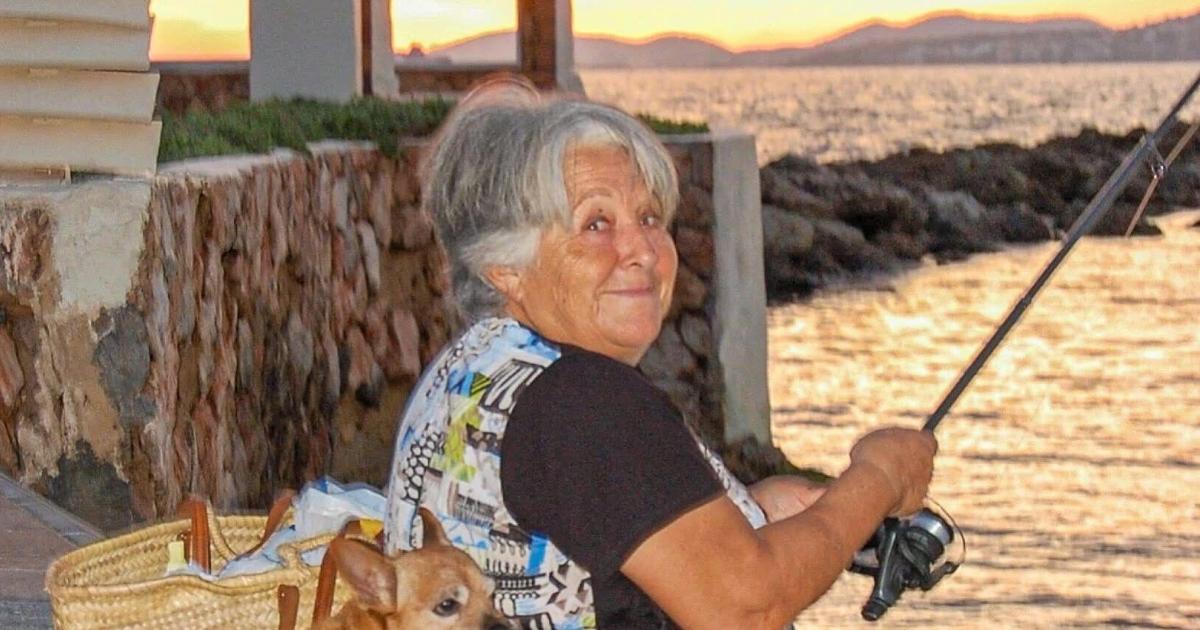 Paquita y su fiel compañero al atardecer de Mallorca