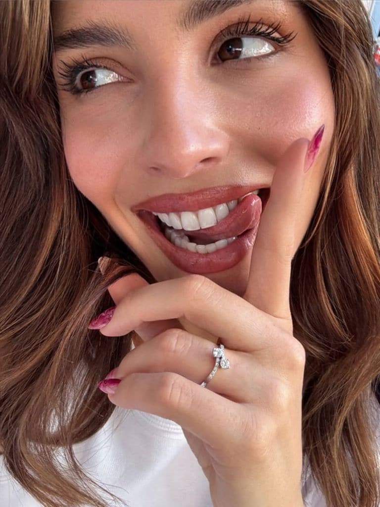 Andrea Duro, con su anillo de compromiso