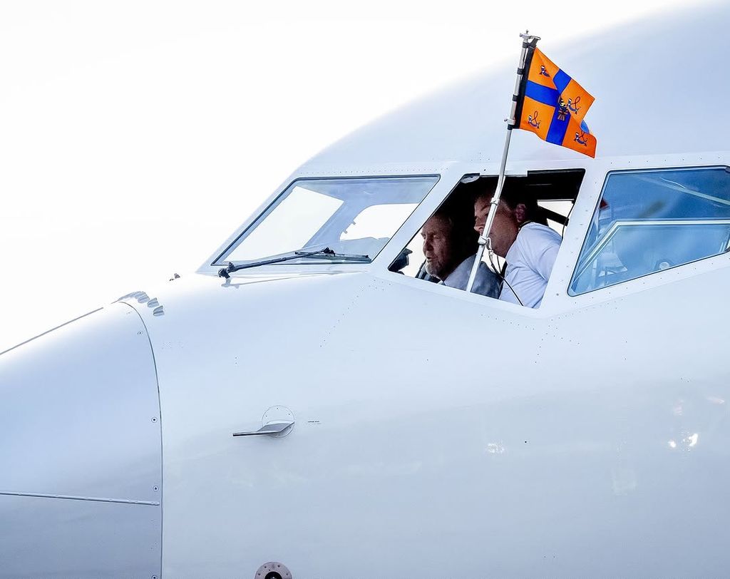 El rey Guillermo de Holanda pilotando su avión 