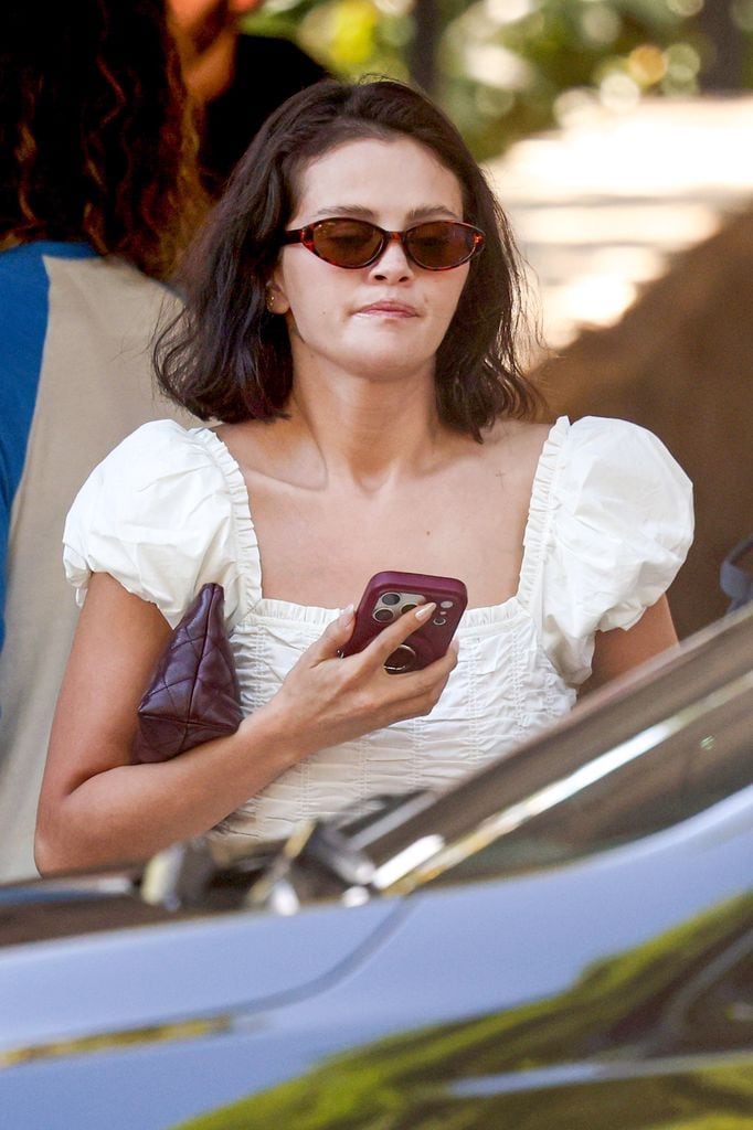 Selena Gomez reapareció por primera vez tras su boda con Benny Blanco quedó impactada al salir del Hotel Bel Air tras un almuerzo con dos mujeres qu