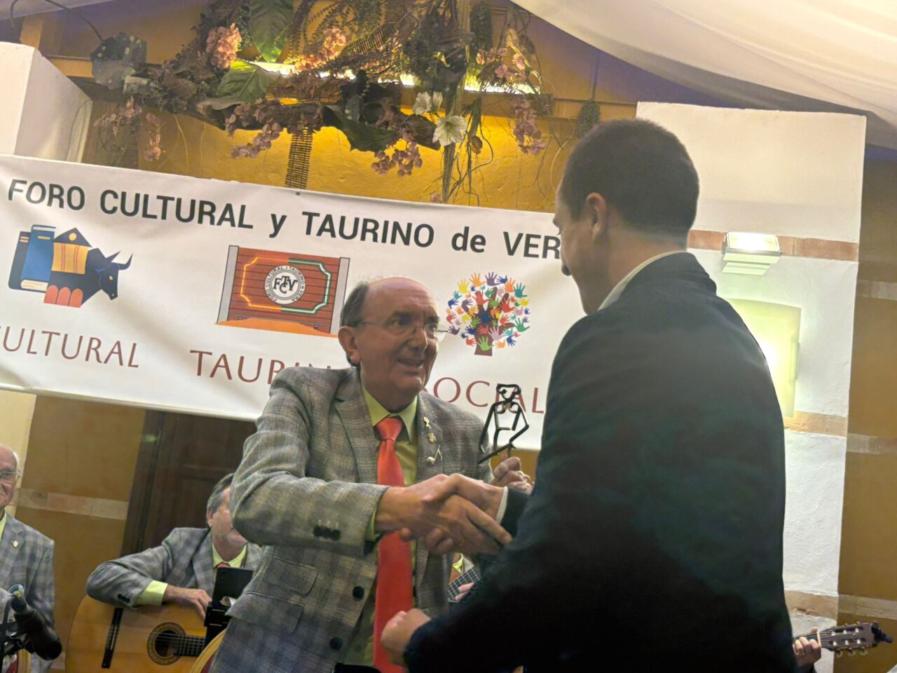 El alcalde de Vera, Alfonso García Ramos, entrega al director de la Rondalla Sol y Luna una obra de Rafa Mir