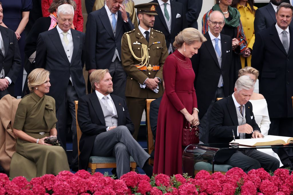 Felipe de Bélgica firma oficialmente durante el acto de proclamación de los nuevos Grandes Duques de Luxemburgo