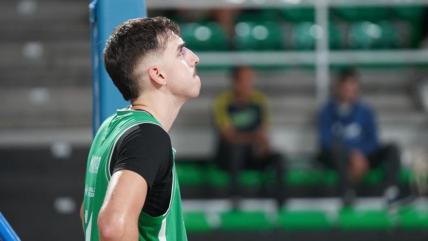 Alex Mazaira, mirando al techo del Multiusos en un partido anterior.