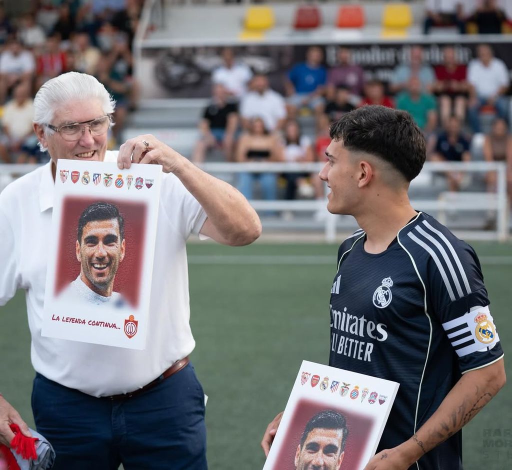 José Reyes López homenajea a su padre con su abuelo.