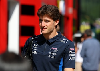 Jack Doohan, junto a su