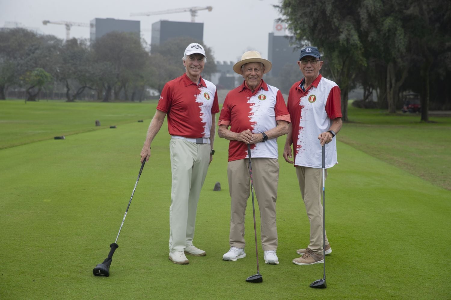 Don Enrique Goytizolo acompañado por sus hijos Daniel (izquierda) y José Luis (derecha), con quienes participará del 20 al 26 de octubre de 2025 en Río de Janeiro del 45º Sudamericano Sénior de Golf. (Foto: Hugo Pérez / GEC)