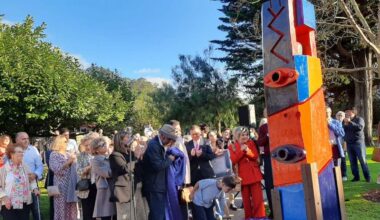 Pablo Maojo, en el centro, tras descubrir la esculura y la placa colocadas en el parque Ballina de la Villa.