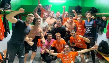 Los jugadores del Trasmapi HC Eivissa celebran la victoria en tierras gallegas.