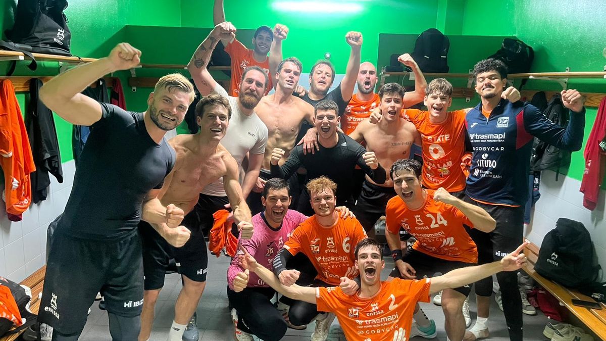 Los jugadores del Trasmapi HC Eivissa celebran la victoria en tierras gallegas.