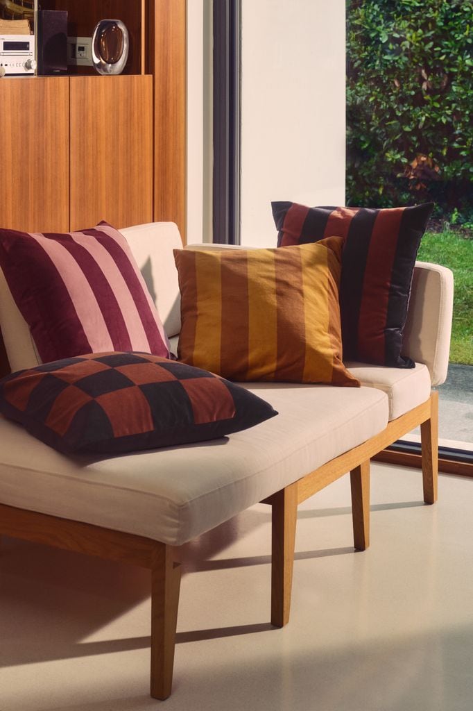 Sofá con cojines con estampados geométricos