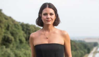 vestidos "distracción", negro total y una pose favorita