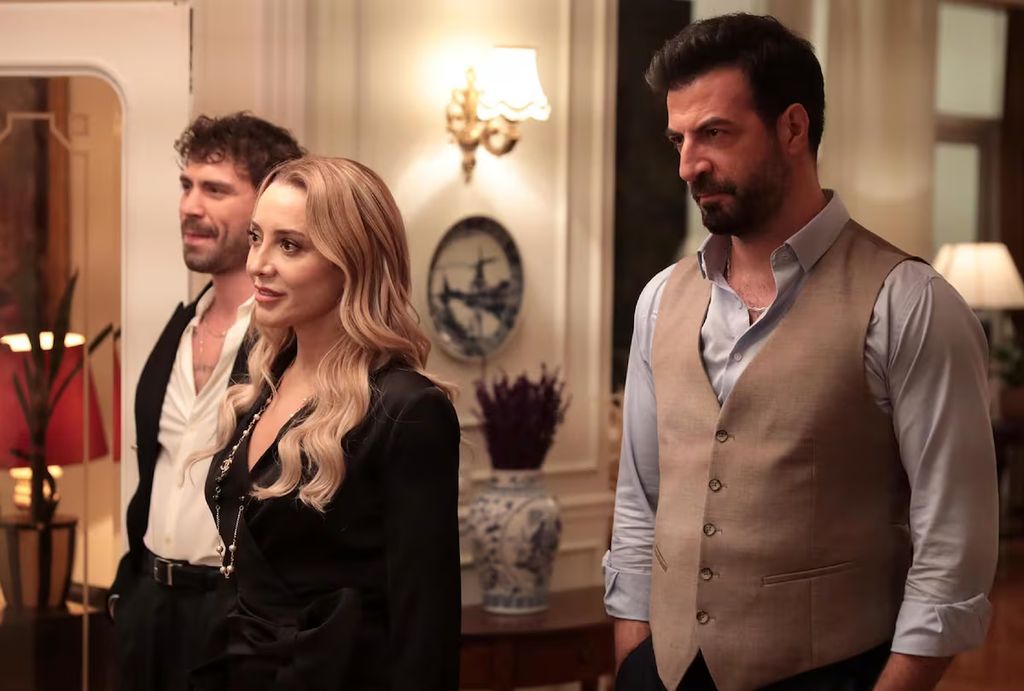 Taro Emir Tekin, Dolunay Soysert e Ismail Demirci formna parte del elenco de 'Old Money'