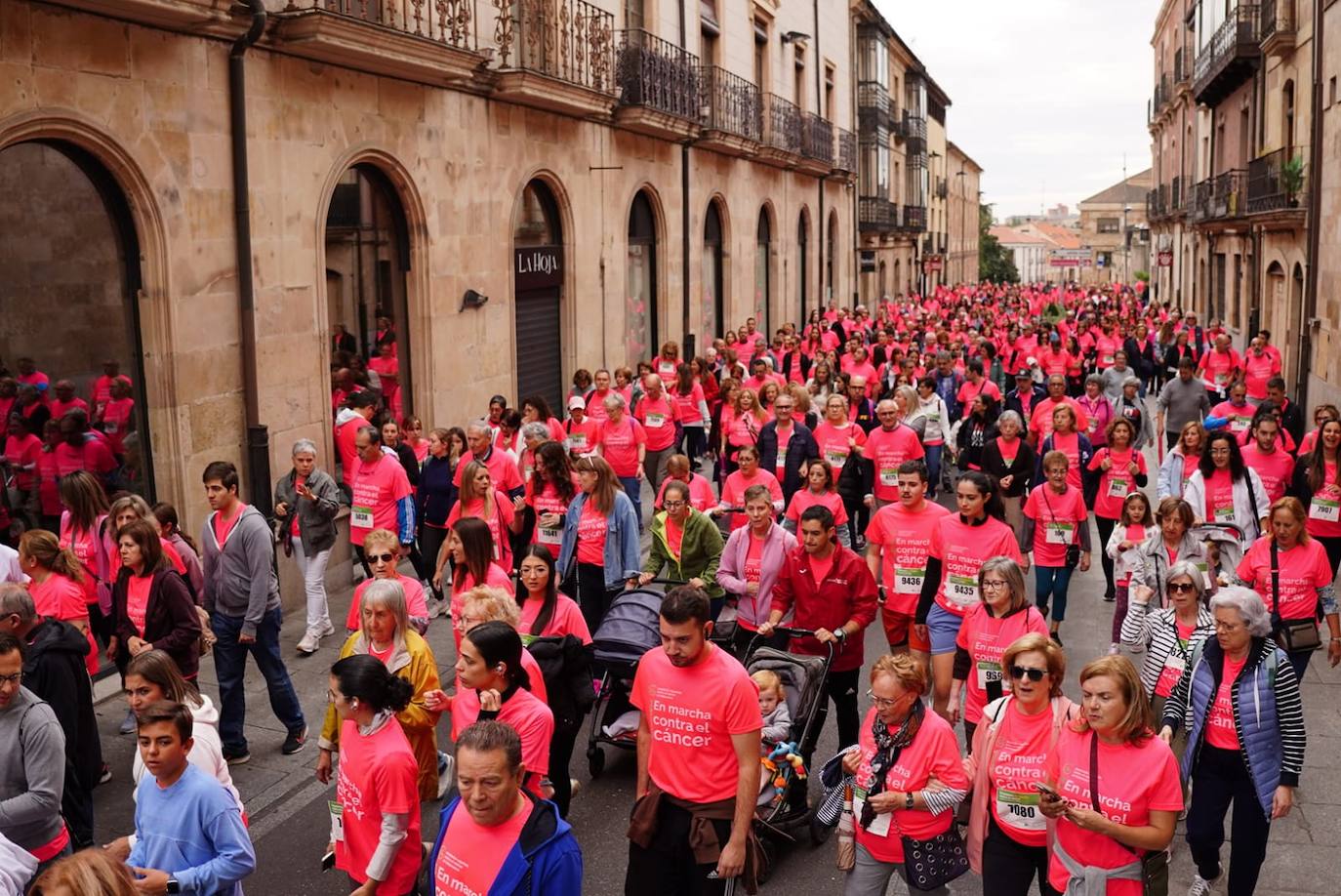 Salamanca 'se tiñe' de rosa por el cáncer