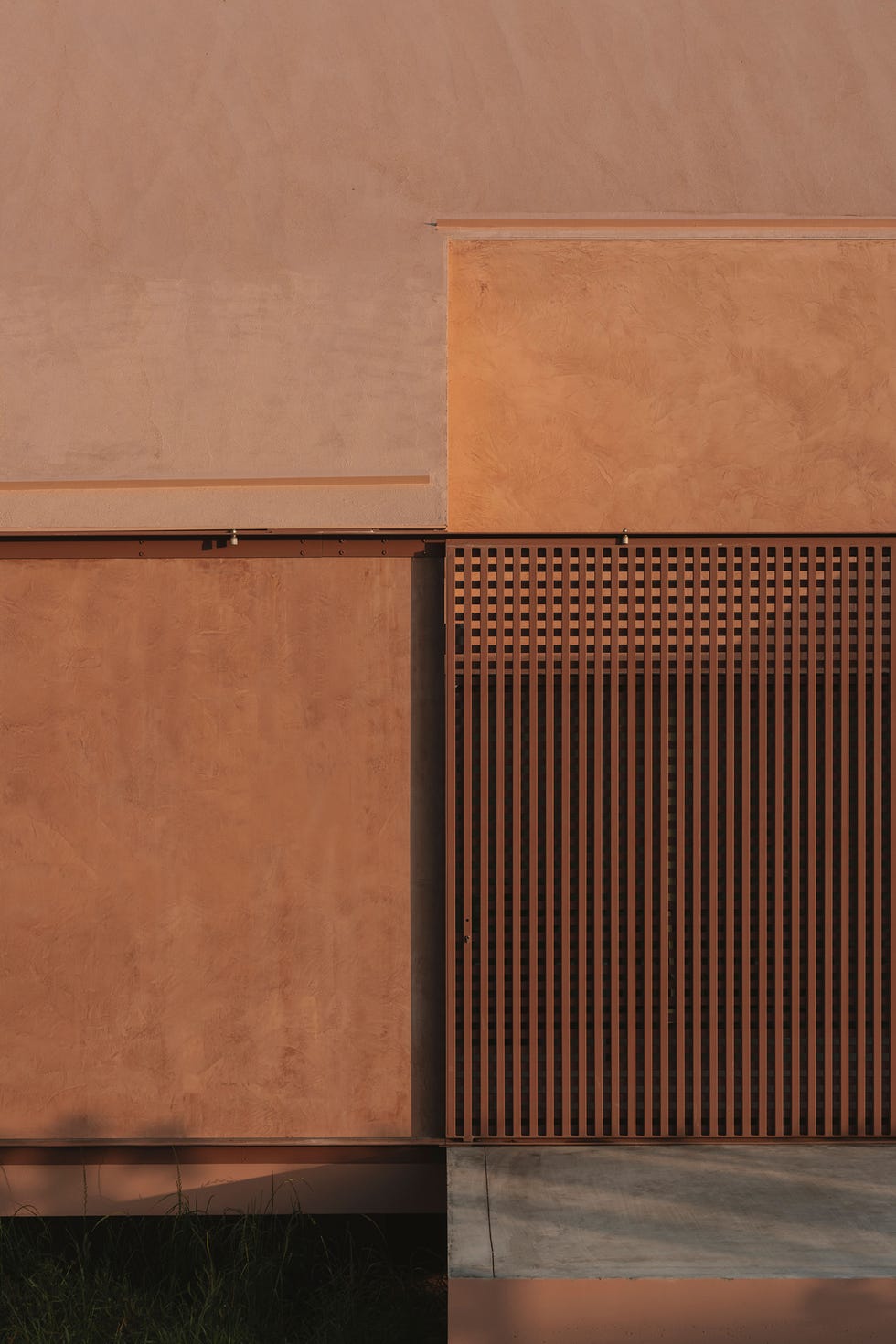 casa de vacaciones una sola planta flota sobre el terreno, tiene un tejado a dos aguas y oculos disenados con un modelo en 3d