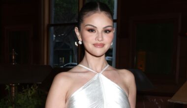 Selena Gomez reaparece con un vestido blanco tras su boda con Benny Blanco