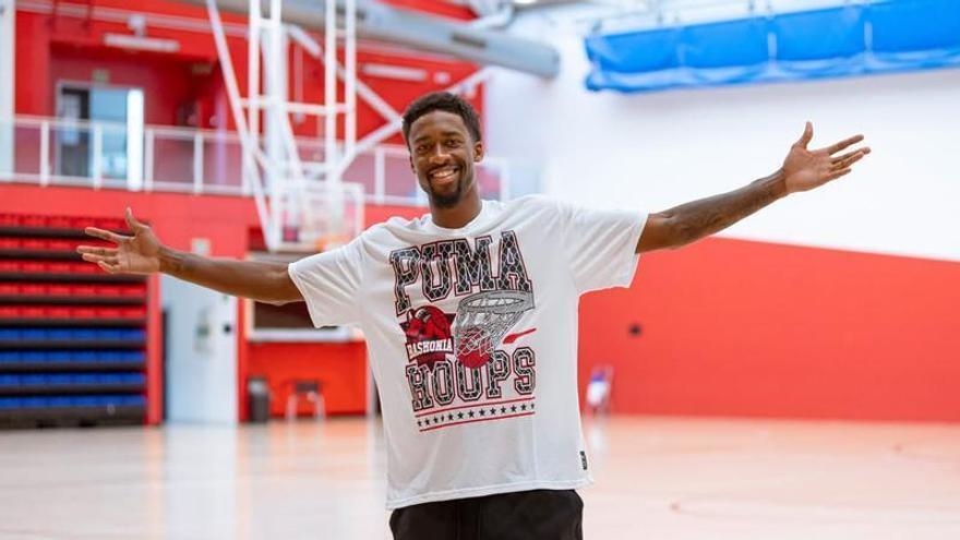 El base del Baskonia Kobi Simmons aterriza en Vitoria