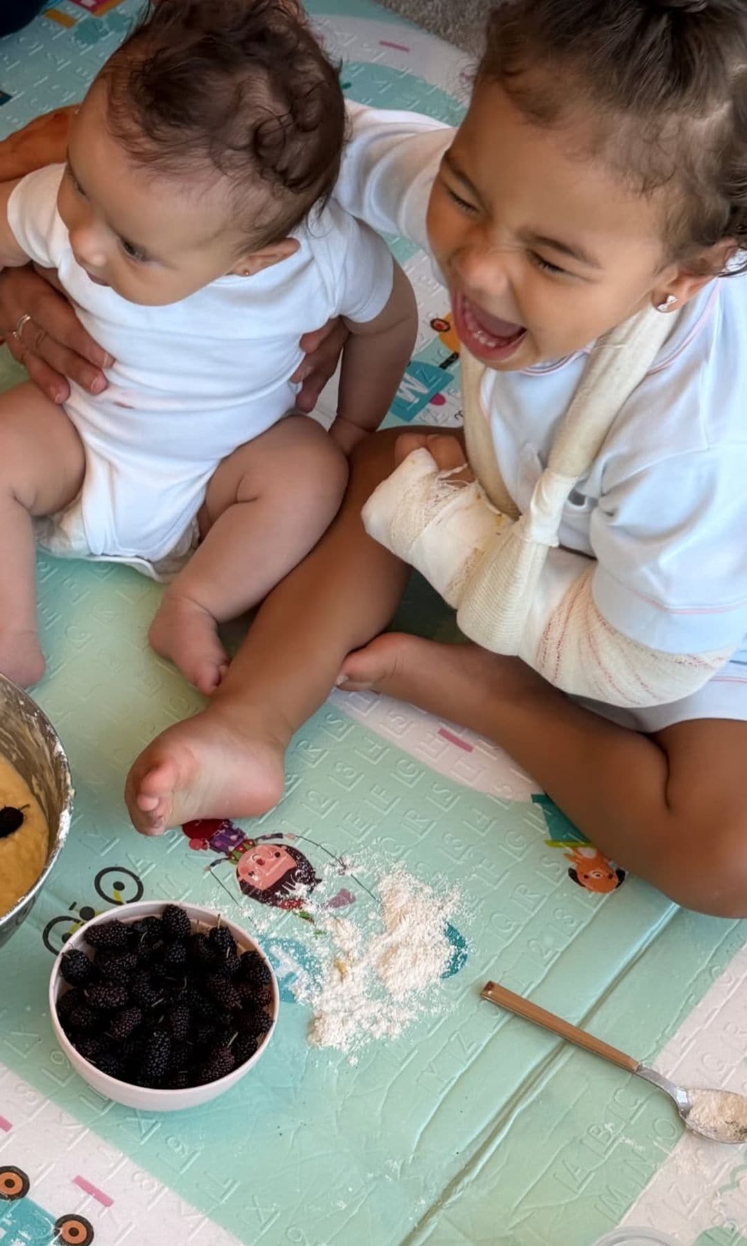 Mavie jugando con su hermanita Mel, de solo unos meses de nacida.