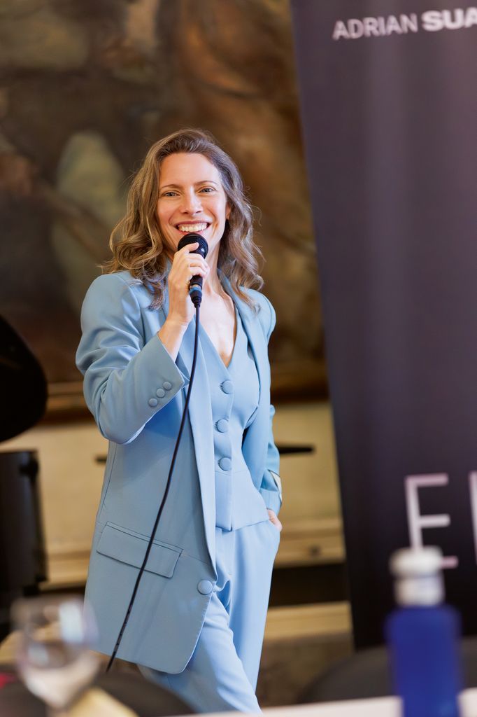 Elena Roger con el micrófono