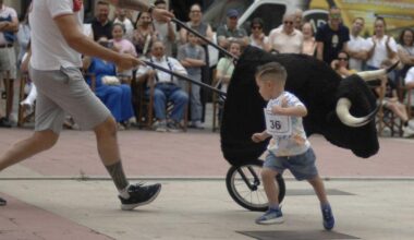 Un niño recortando un carretón en las fiestas patronales.