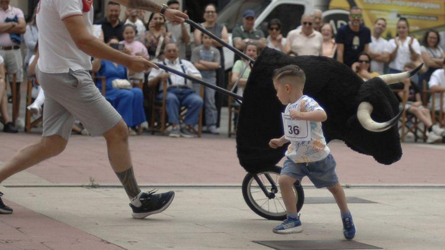 Un niño recortando un carretón en las fiestas patronales.