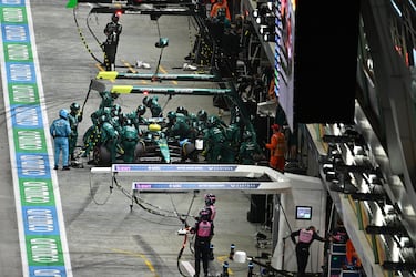 Alonso corrige a Aston Martin