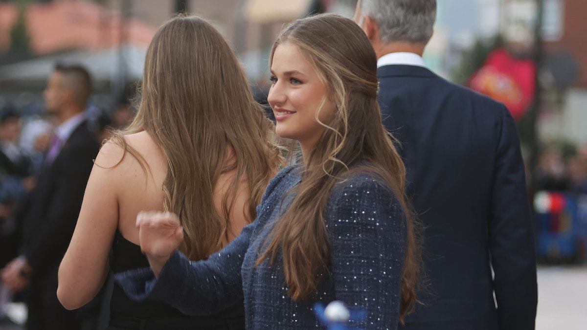 "Es un look actual y sofisticado, que cumple el protocolo y le favorece mucho"