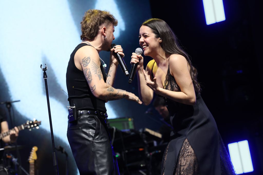 Los dos cantantes en el escenario durante los Premios Cadena Dial 2025