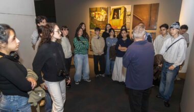 Alumnado de Fotografía de la escuela Mestre Mateo ante la muestra 'Boris Savelev. Viewfinder, una forma de mirar', en el Museo Centro Gaiás.