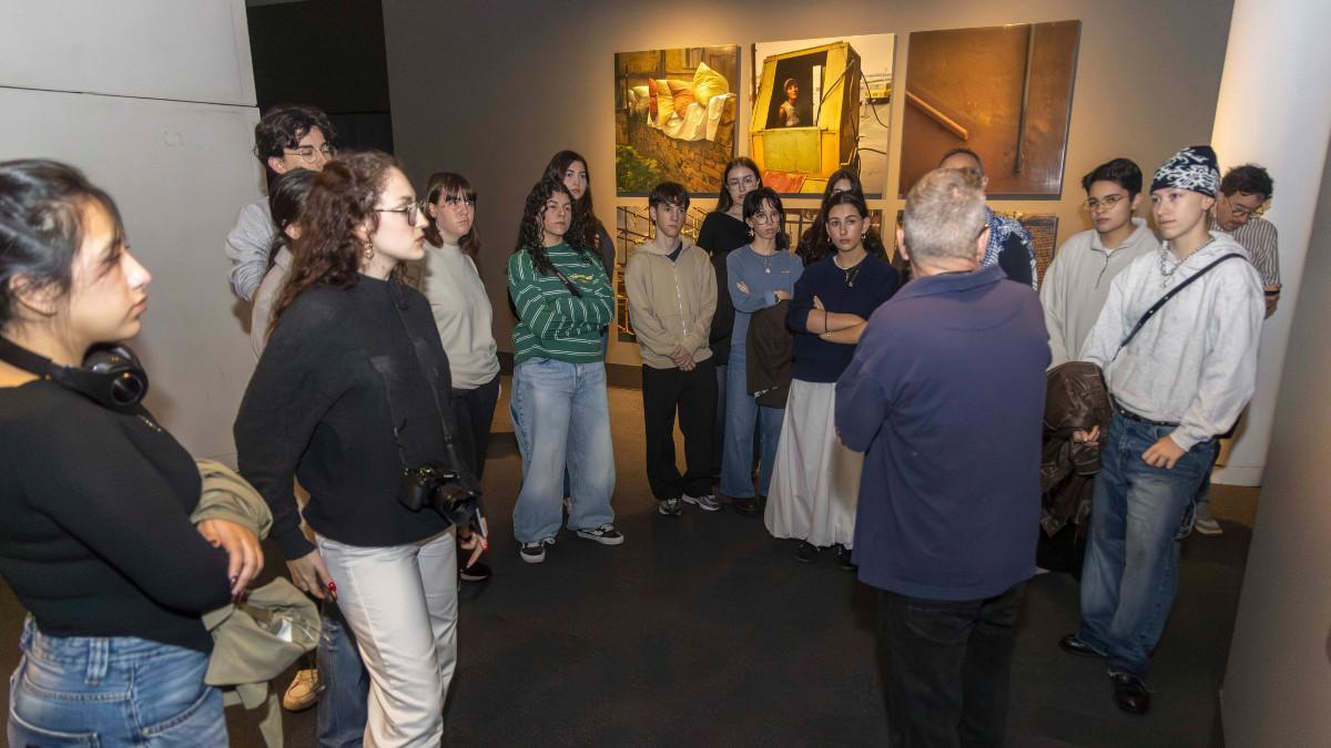 Alumnado de Fotografía de la escuela Mestre Mateo ante la muestra 'Boris Savelev. Viewfinder, una forma de mirar', en el Museo Centro Gaiás.