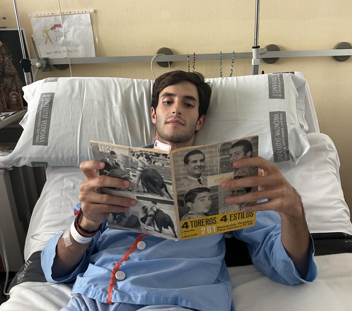 Samuel Navalón con una un libro de toros con el que se entretiene en el hospital.