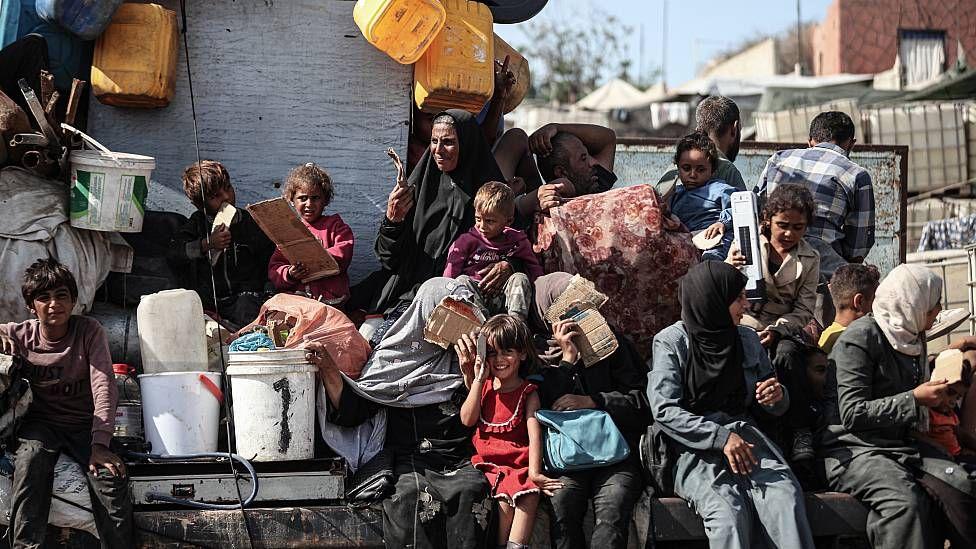 Familias con niños amontonados en un camión con escasas pertenencias intentan huir de la Ciudad de Gaza