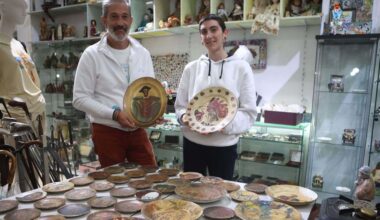 Alejandro Vázquez y Begoña Pérez-Salvatierra, de Lume da Luma, con la fuente que podría ser obra de Picasso y con el gallo firmado por Serrano.