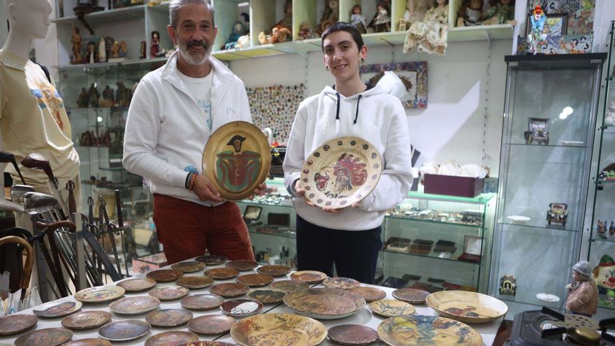 Alejandro Vázquez y Begoña Pérez-Salvatierra, de Lume da Luma, con la fuente que podría ser obra de Picasso y con el gallo firmado por Serrano.