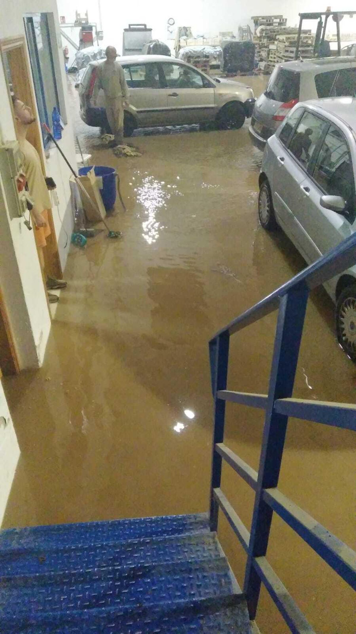 Tareas de limpieza después de que se inundase la fábrica