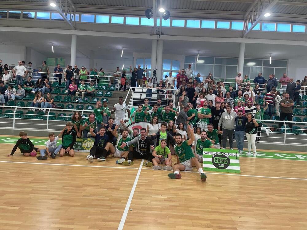 La plantilla del Bolaños celebra el triunfo.