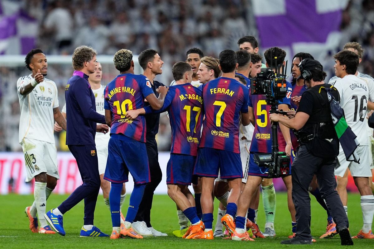 Lamine Yamal y varios jugadores del Barcelona son separados de los del Real Madrid por Xabi Alonso a la finalización del clásico en el Bernabéu