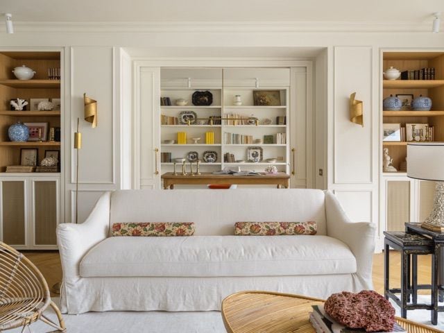 Salón con sofá blanco