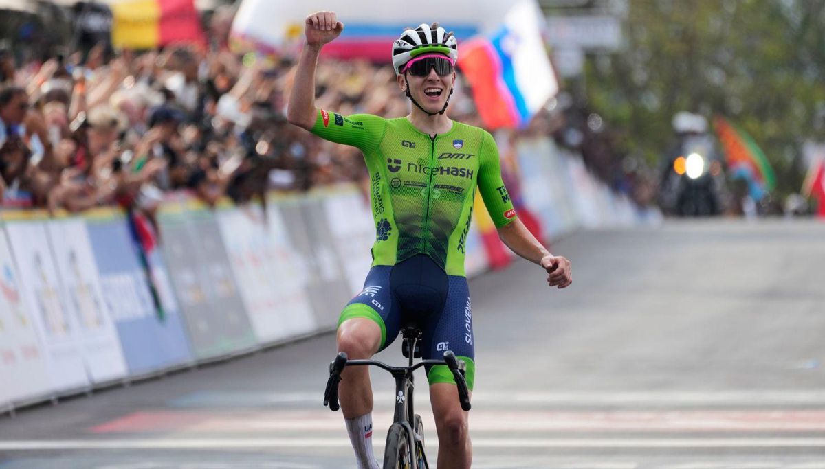 Pogacar celebra la seva victòria incontestable en el Mundial de ciclisme de Ruanda, ahir.  | JEROME DELA / AP