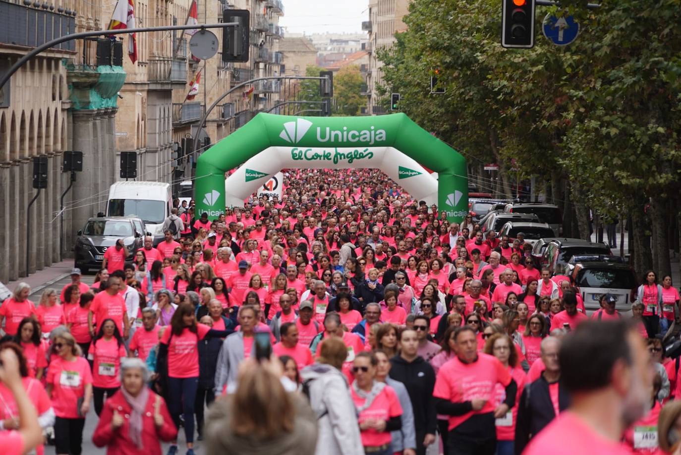 Salamanca 'se tiñe' de rosa por el cáncer