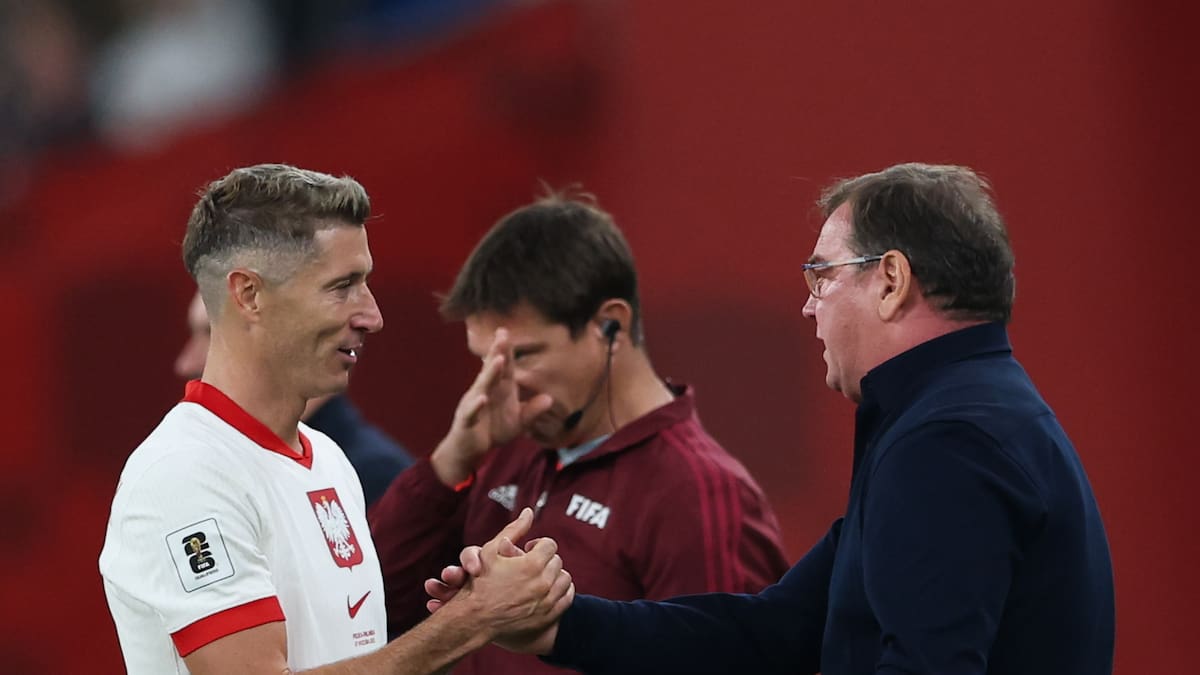 Jan Urban, seleccionador polaco, asegura que le "cuesta creer" la lesión de Lewandowski: "Con una rotura fibrilar no puedes correr" | Fútbol