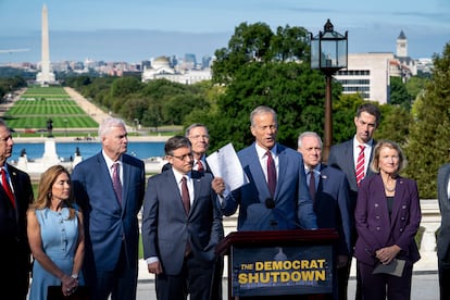 John Thune, líder de la mayoría republicana en el Senado, atiende a los medios este miércoles en Washington a las puertas del Capitolio.