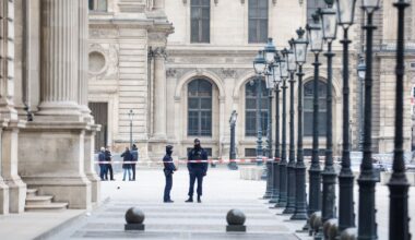 Así ha sido la evacuación del Louvre tras el atraco de cuatro personas a varias salas | Internacional