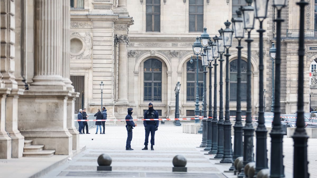 Así ha sido la evacuación del Louvre tras el atraco de cuatro personas a varias salas | Internacional